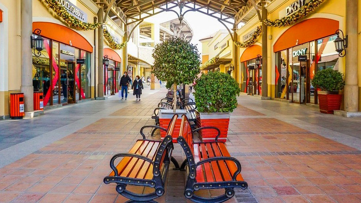 Badaling Outlet Beijing covered shopping arcade